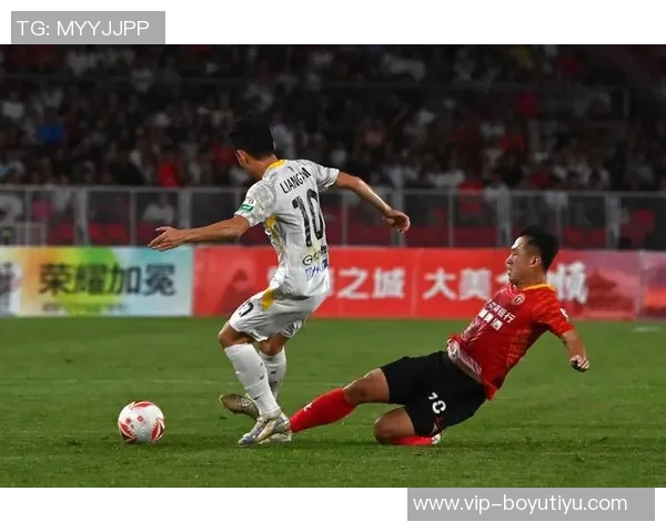 中甲联赛精彩瞬间姆本扎单刀破门助辽宁铁人领先对手 中甲联赛精彩瞬间姆本扎单刀破门助辽宁铁人领先对手