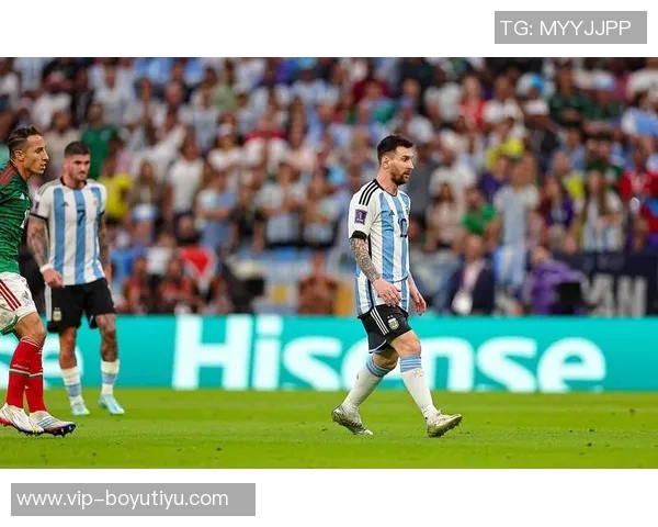 梅西挺身而出对抗肘击事件教育阿根廷老乡维护比赛公正