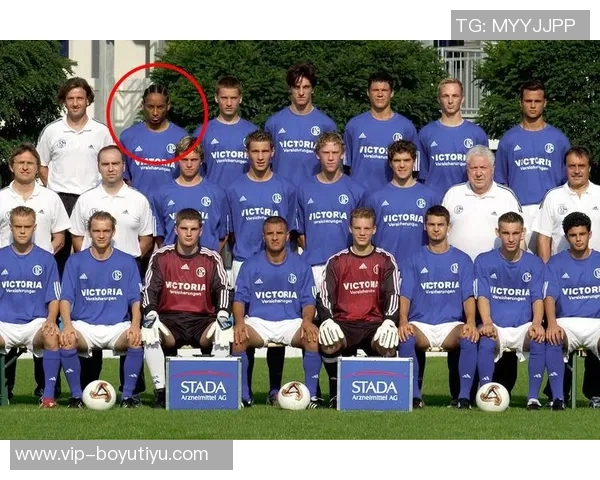 拉基蒂奇与诺伊尔阿萨莫阿合影穆勒赞叹组合实力强大