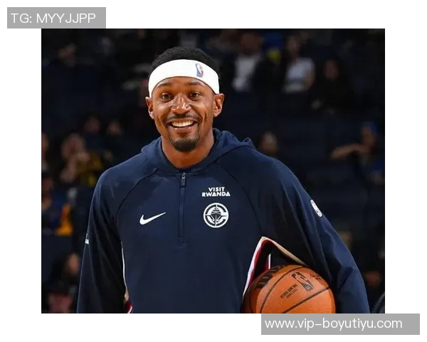 快船训练营首日盛况：灯泡组合同框小卡与比尔携手出击